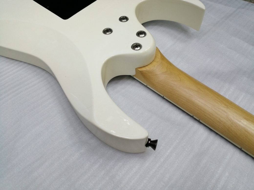 IBANEZ GIO Электрогитара Б/У, HSH, белый, пикгуард под металл Изображение IBANEZ GIO Электрогитара Б/У, HSH, белый, пикгуард под металл