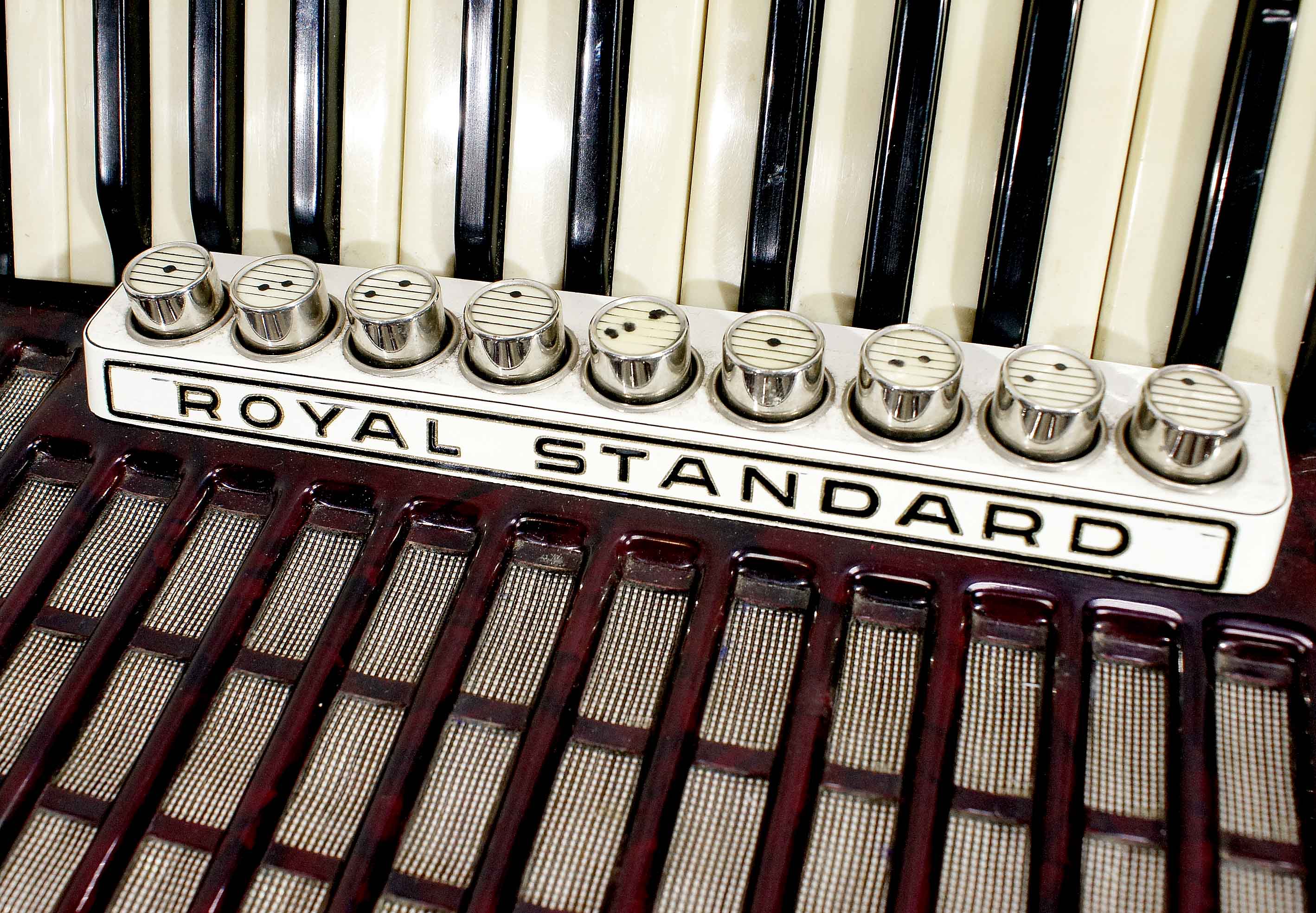 Странный каприз 7 букв. Аккордеон Royal Standard 7/8. Раритетный аккордеон Роял стандарт Монтана. Hohner Club 3 гармонь. Аккордеон veritas.