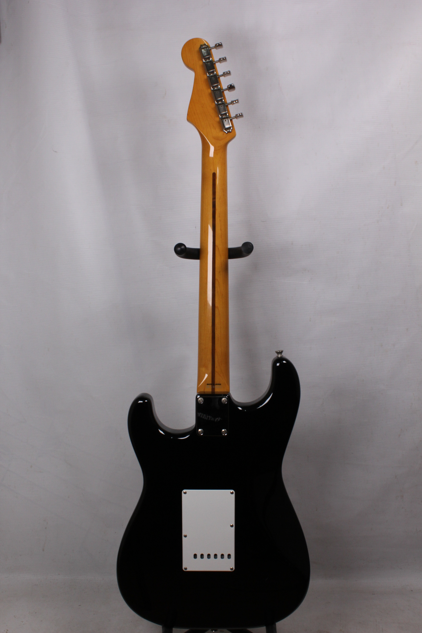 Изображение Fender Stratocaster ST-57 Japan 1995 Электрогитара б/у, s/n U042423, SSS, черный, наклейка на пикгар