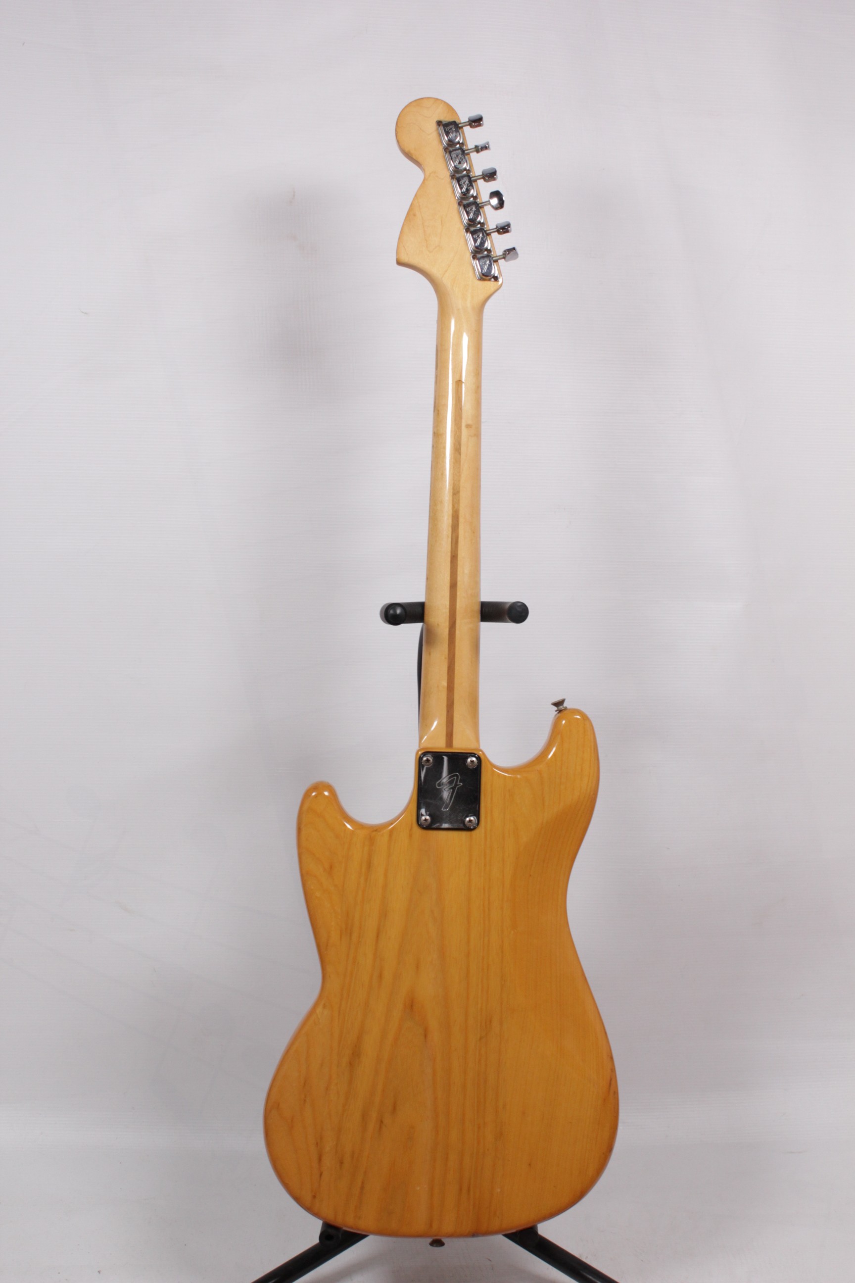 Изображение FENDER MUSTANG Электрогитара Б/У, sn: S91819365, натуральный, хромированная фурнитура, черный пикгар