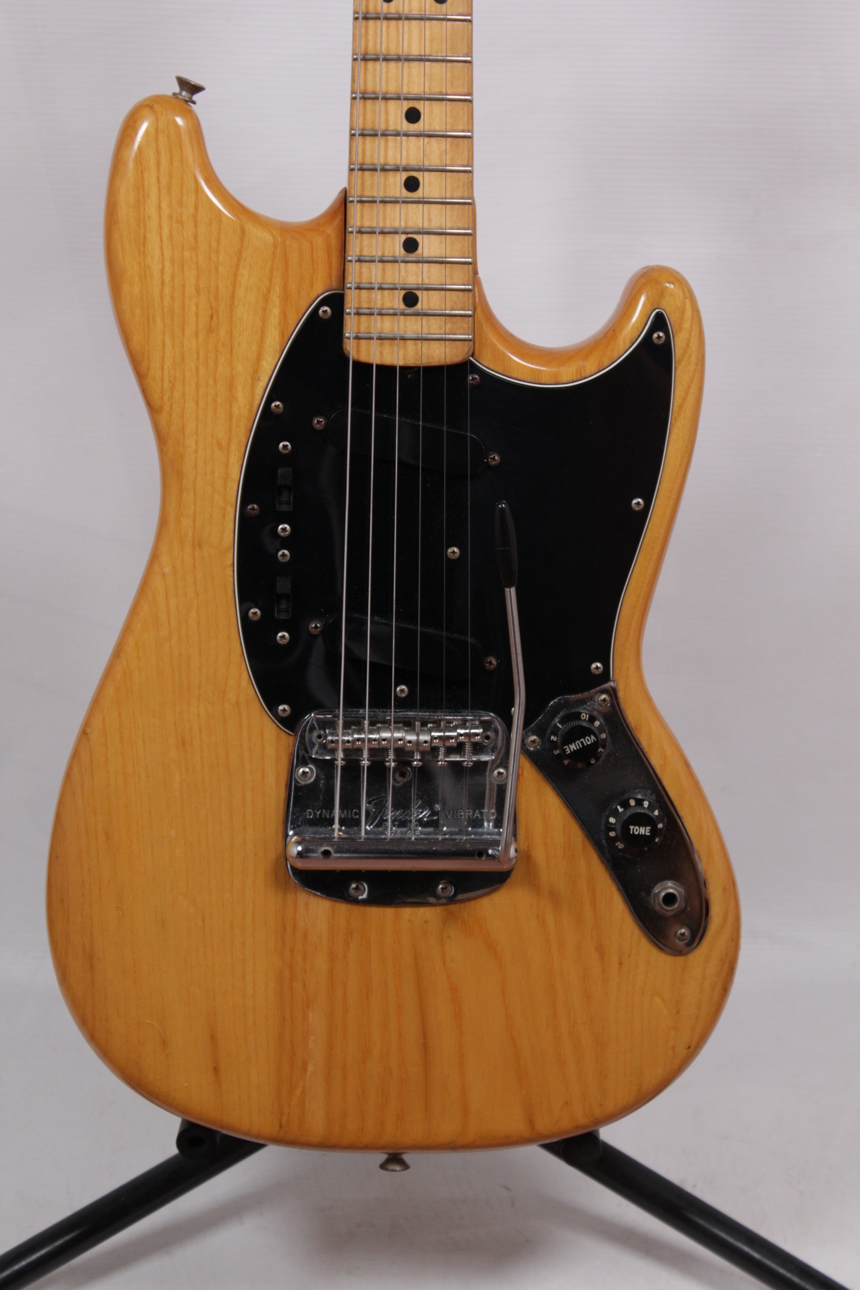 Изображение FENDER MUSTANG Электрогитара Б/У, sn: S91819365, натуральный, хромированная фурнитура, черный пикгар