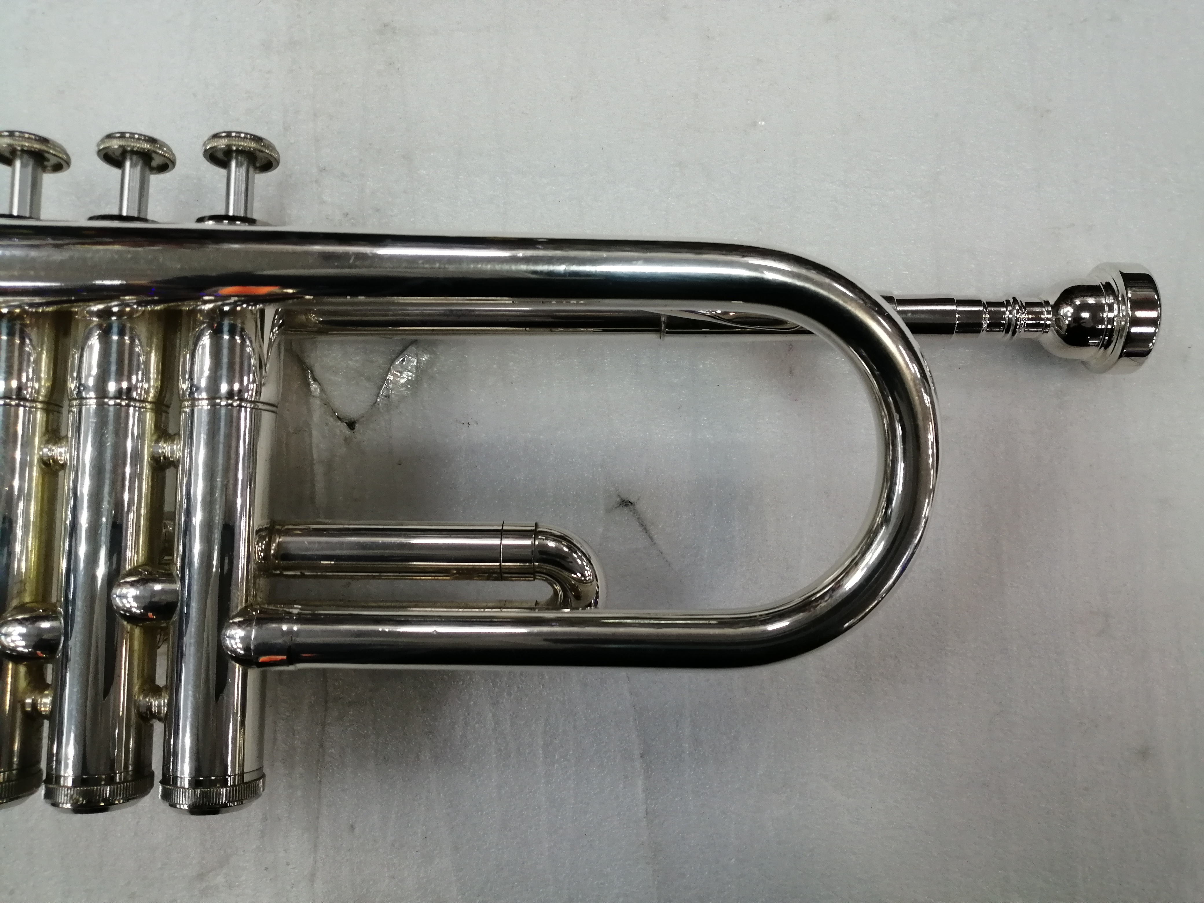 YAMAHA YTR-1320S Труба Б/У, s/n 301009, серебро, + кейс + МУНДШТУК Изображение YAMAHA YTR-1320S Труба Б/У, s/n 301009, серебро, + кейс + МУНДШТУК