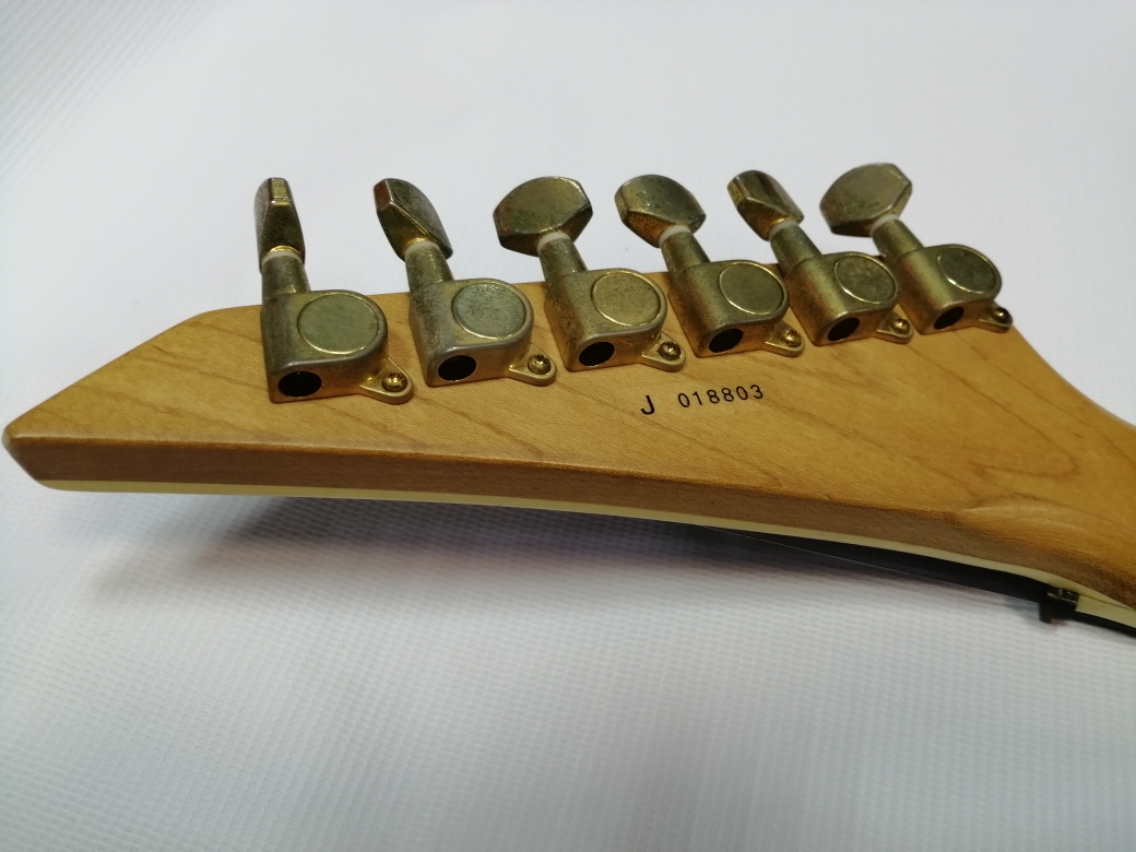 Изображение GROVER JACKSON RR-PS100, черный с золотым узором, стрела, гриф на болтах, сн: J018803 