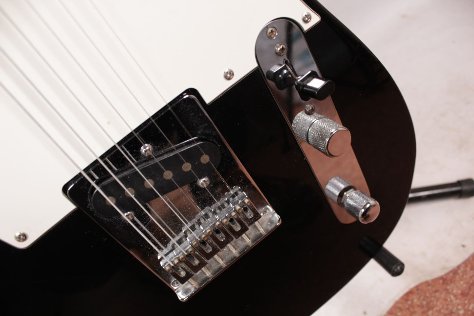 Изображение FENDER TELECASTER Электрогитара Б/У, sn: N4943730, черный, белый пикгард, кленовая накладка