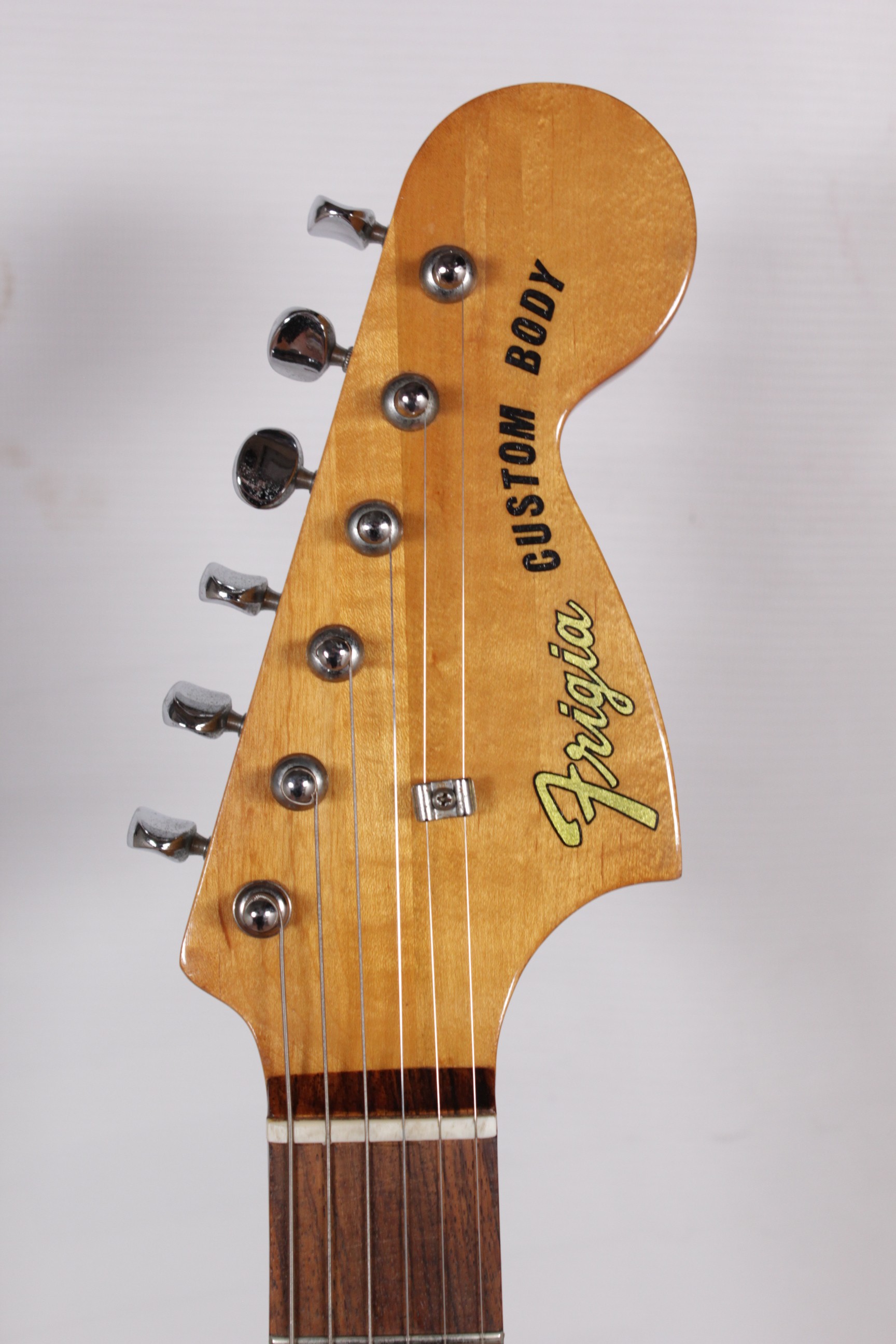 Frigia Custom Body Stratocaster Электрогитара Б/У, бежевый, белый пикгард Изображение Frigia Custom Body Stratocaster Электрогитара Б/У, бежевый, белый пикгард