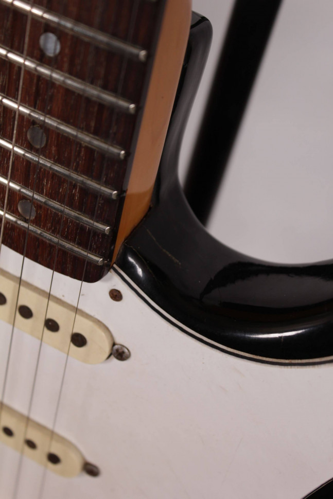 Изображение Gallan Stratocaster Электрогитара Б/У, черный, белый пикгард, SSS, сделан в Японии