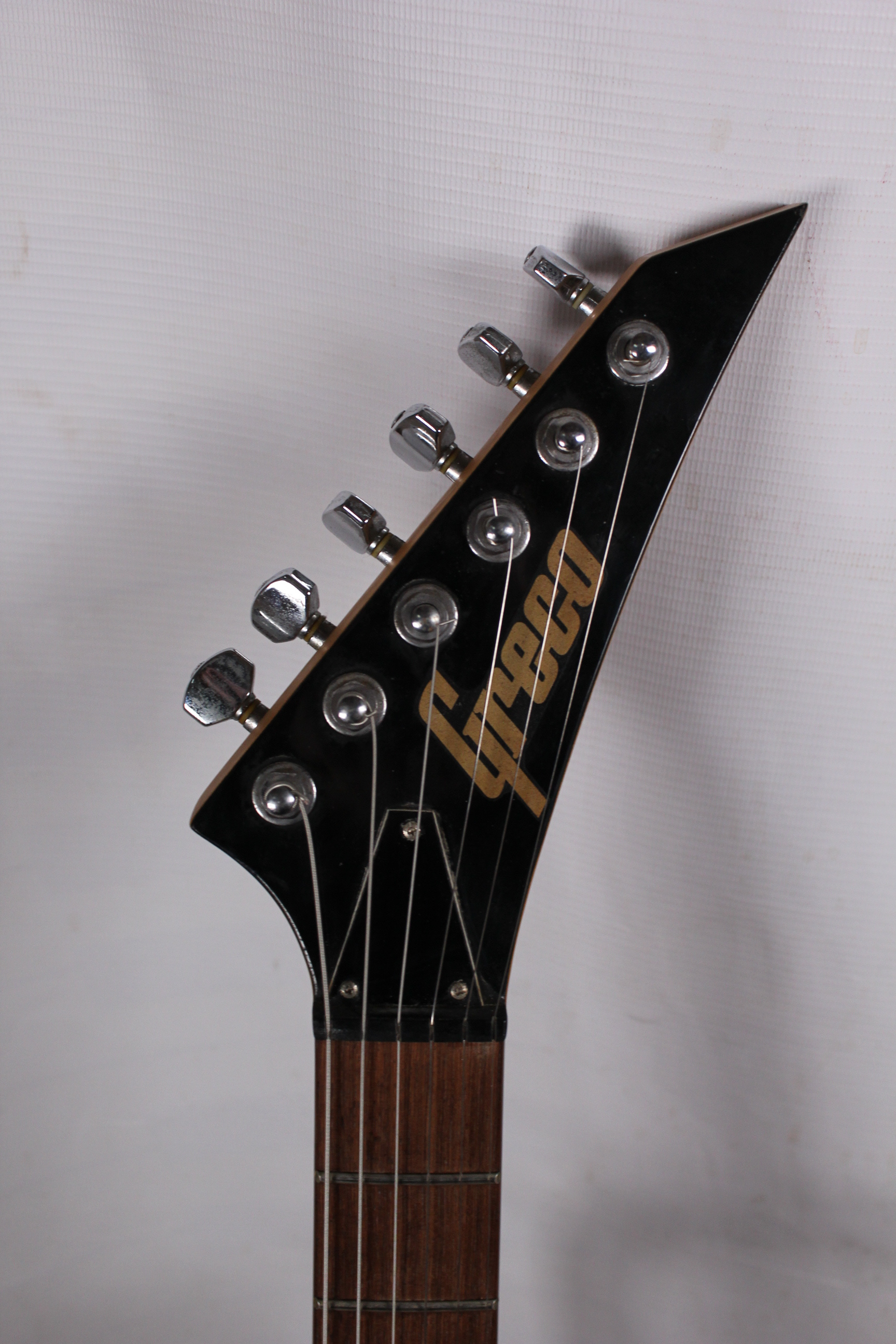 Изображение Greco Stratocaster Электрогитара б/у, HSS, черный, черный пикгард, черные датчики, острая голова