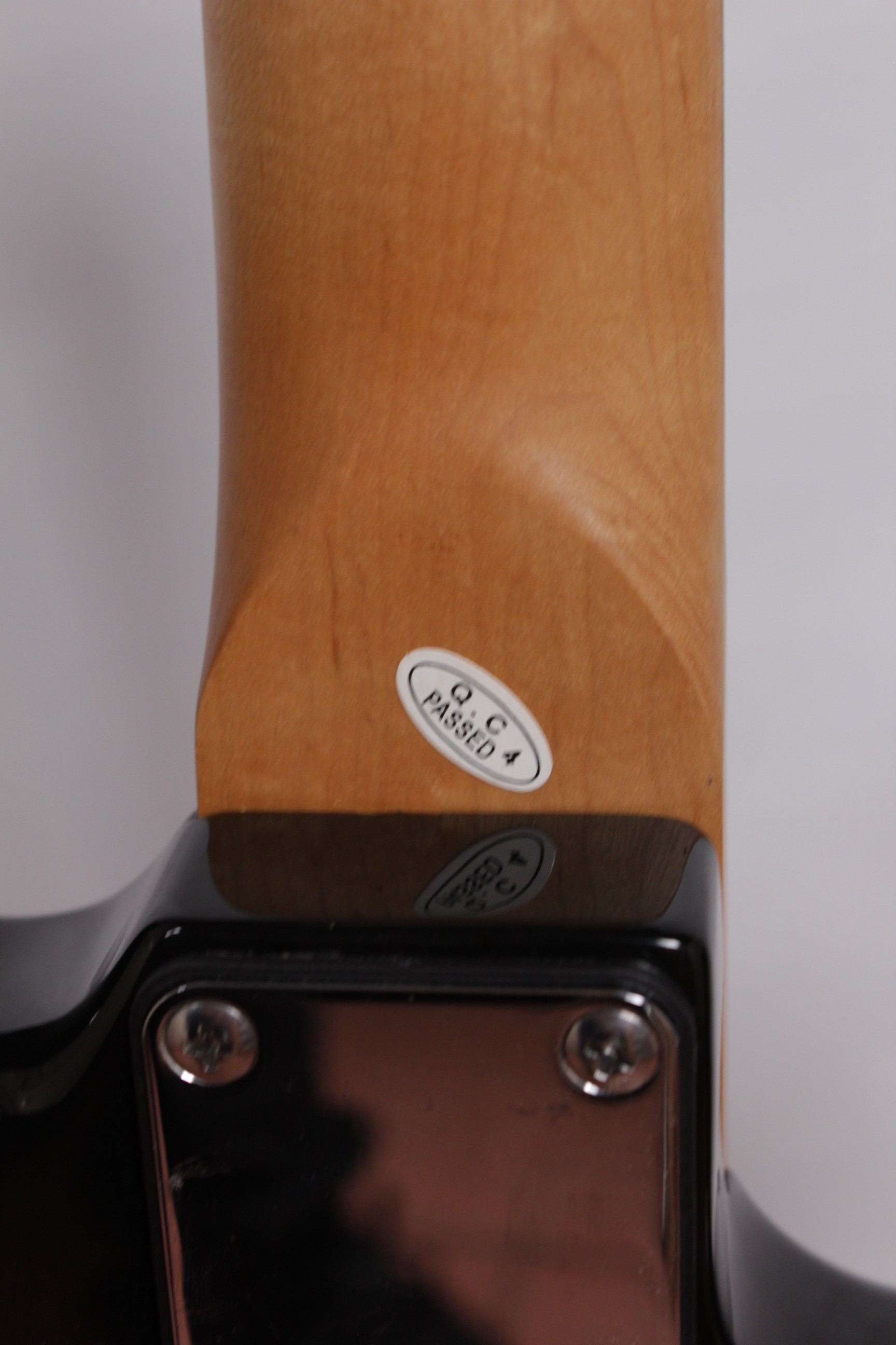 Изображение Selder Stratocaster Lefthanded Электрогитара Б/У Леворукая, черный, SSS, сзади наклейка пацифик