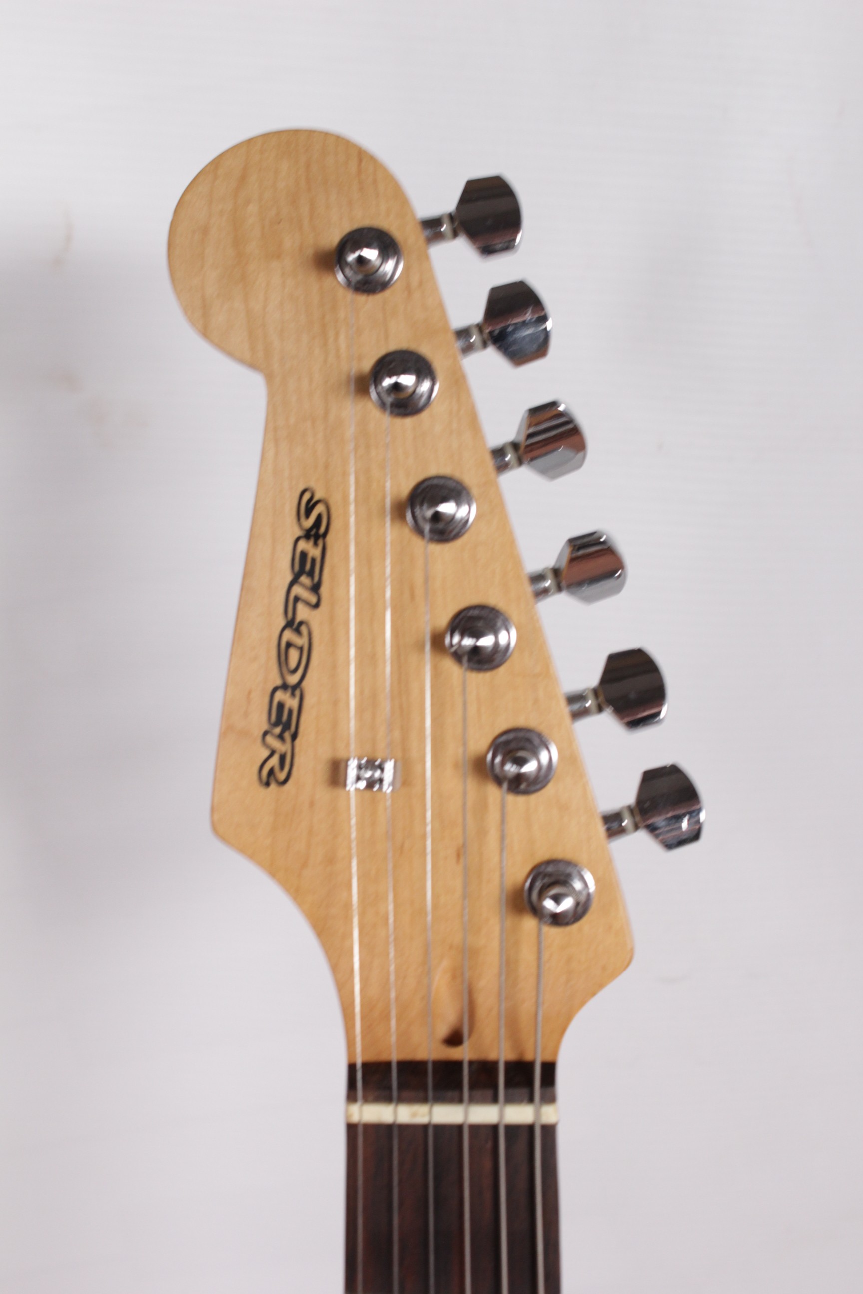 Изображение Selder Stratocaster Lefthanded Электрогитара Б/У Леворукая, черный, SSS, сзади наклейка пацифик