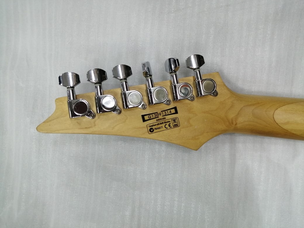 IBANEZ GIO Электрогитара Б/У, HSH, белый, пикгуард под металл Изображение IBANEZ GIO Электрогитара Б/У, HSH, белый, пикгуард под металл