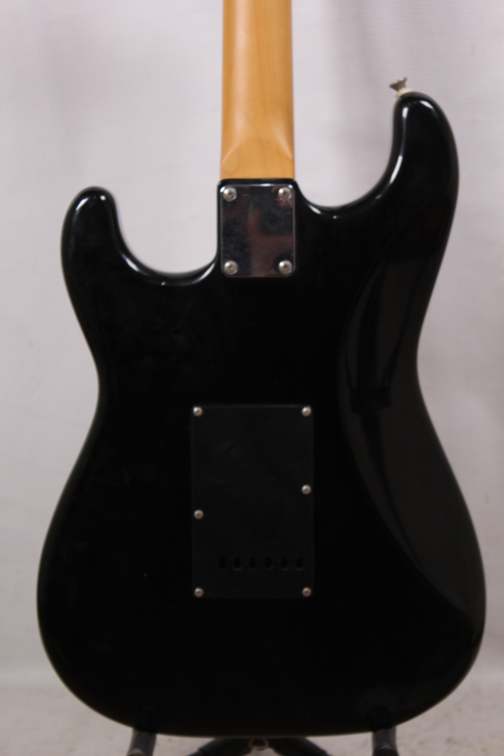 Изображение Greco Stratocaster Электрогитара б/у, HSS, черный, черный пикгард, черные датчики, острая голова