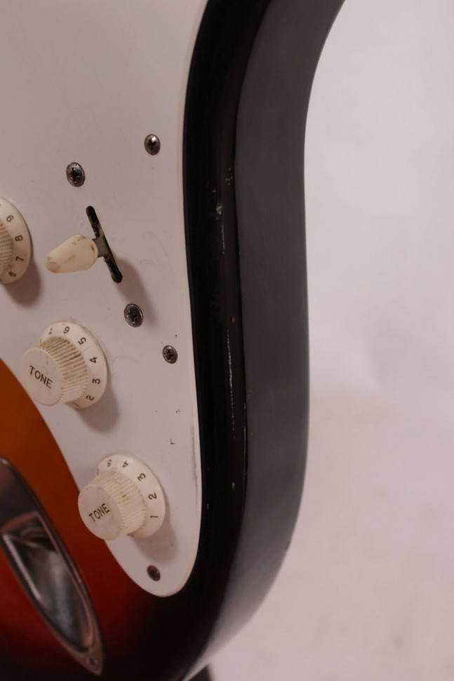 Изображение Fresher Straighter Stratocaster Japan, SSS, sunburst, белый пикгард