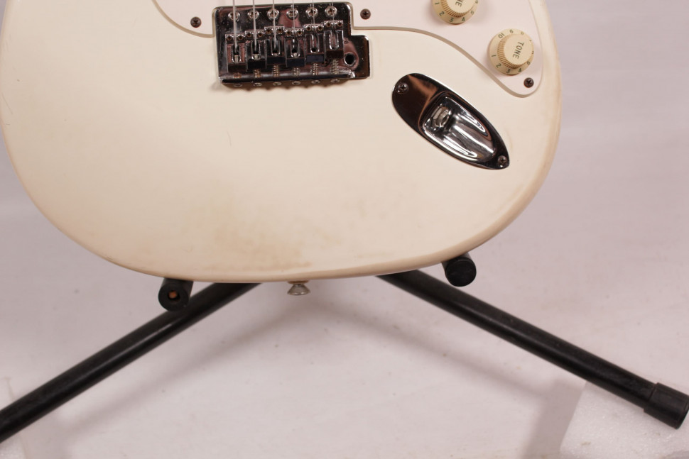 Fender Stratocaster Squier Series Mexico 1995 Электрогитара б/у, s/n MN540267 (552), SSS, белый Изображение Fender Stratocaster Squier Series Mexico 1995 Электрогитара б/у, s/n MN540267 (552), SSS, белый