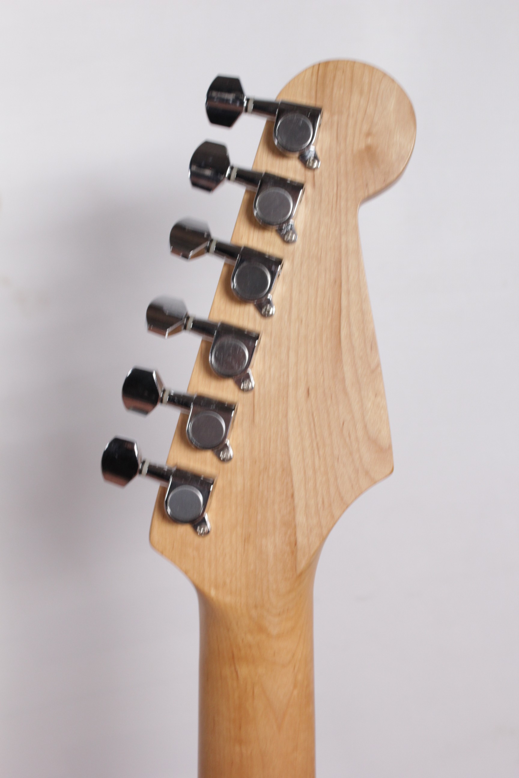 Изображение Selder Stratocaster Lefthanded Электрогитара Б/У Леворукая, черный, SSS, сзади наклейка пацифик