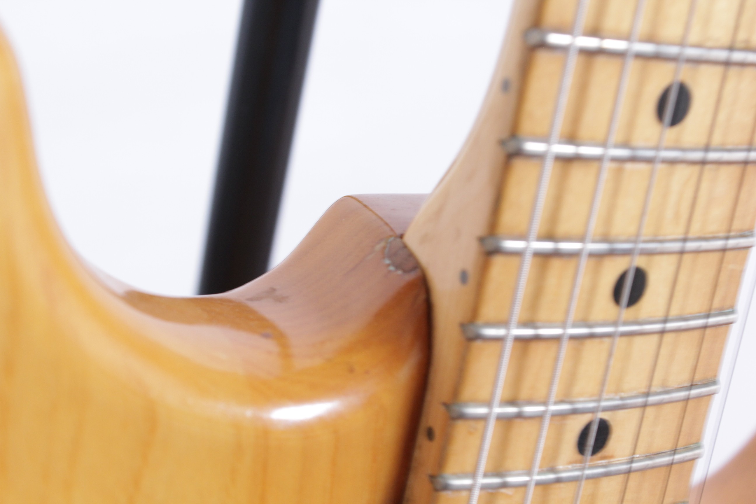 Изображение FENDER MUSTANG Электрогитара Б/У, sn: S91819365, натуральный, хромированная фурнитура, черный пикгар