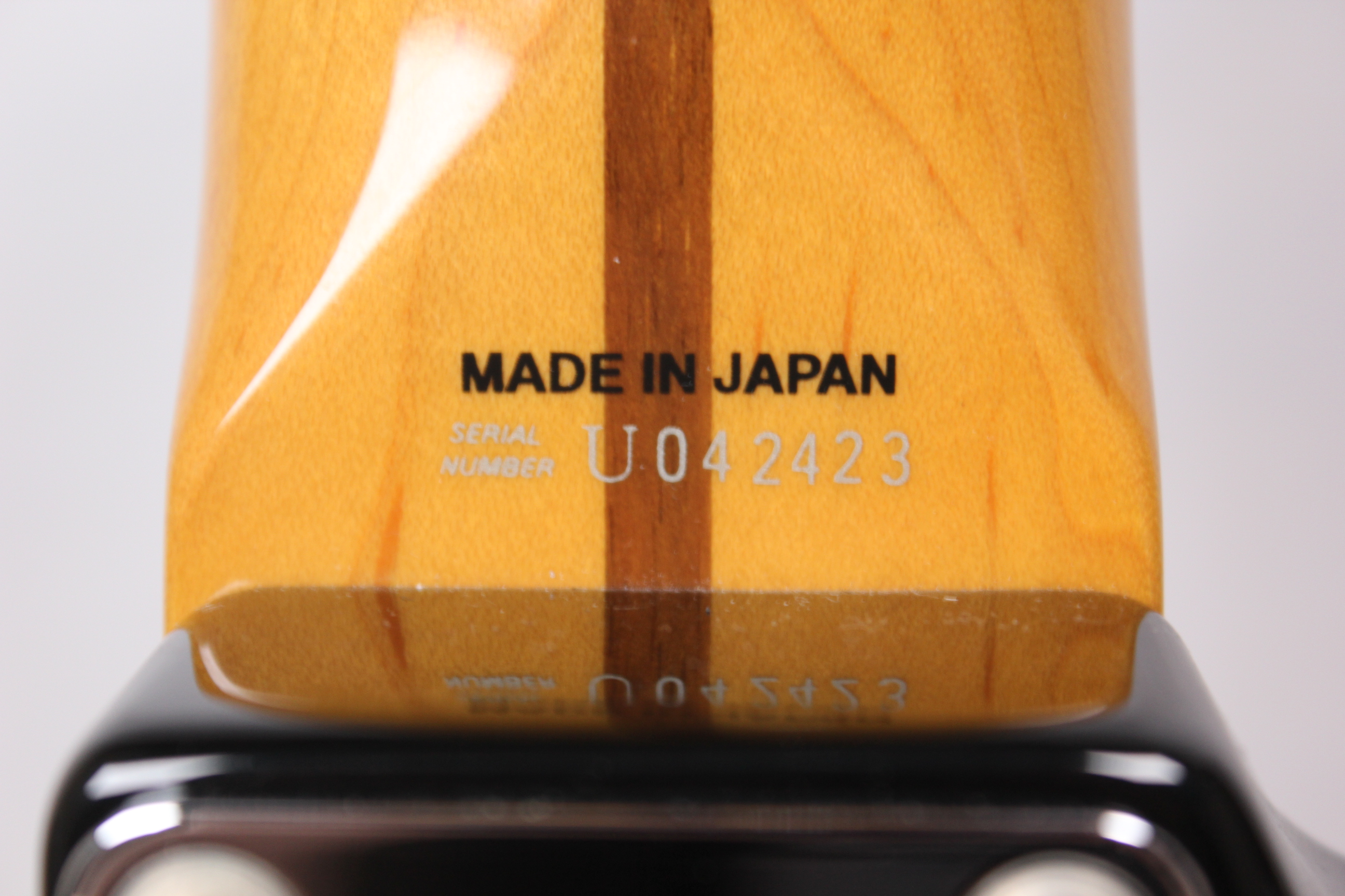 Изображение Fender Stratocaster ST-57 Japan 1995 Электрогитара б/у, s/n U042423, SSS, черный, наклейка на пикгар