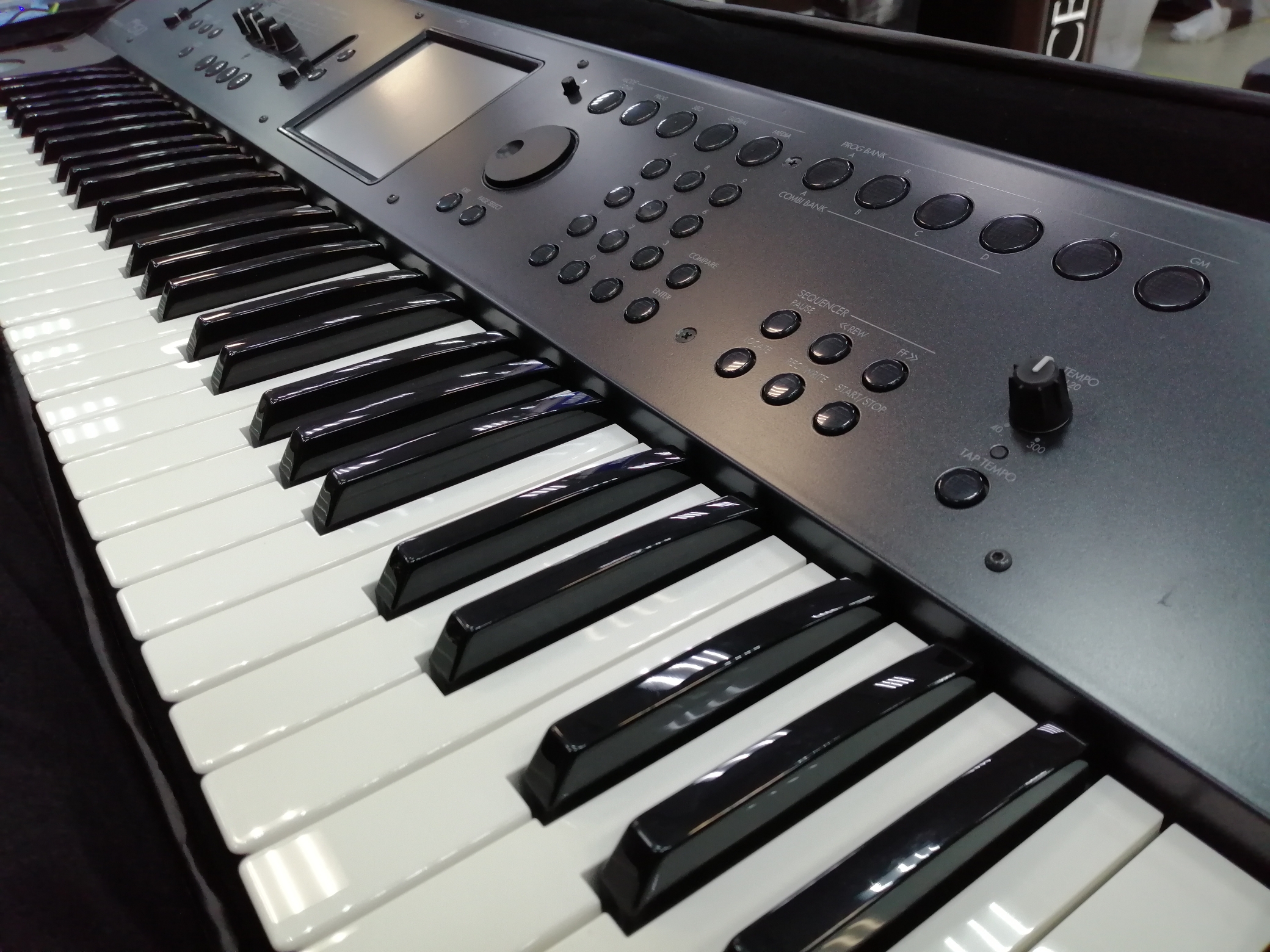 KORG M50-61 Рабочая станция б/у + чехол, диск, блок питания Изображение KORG M50-61 Рабочая станция б/у + чехол, диск, блок питания