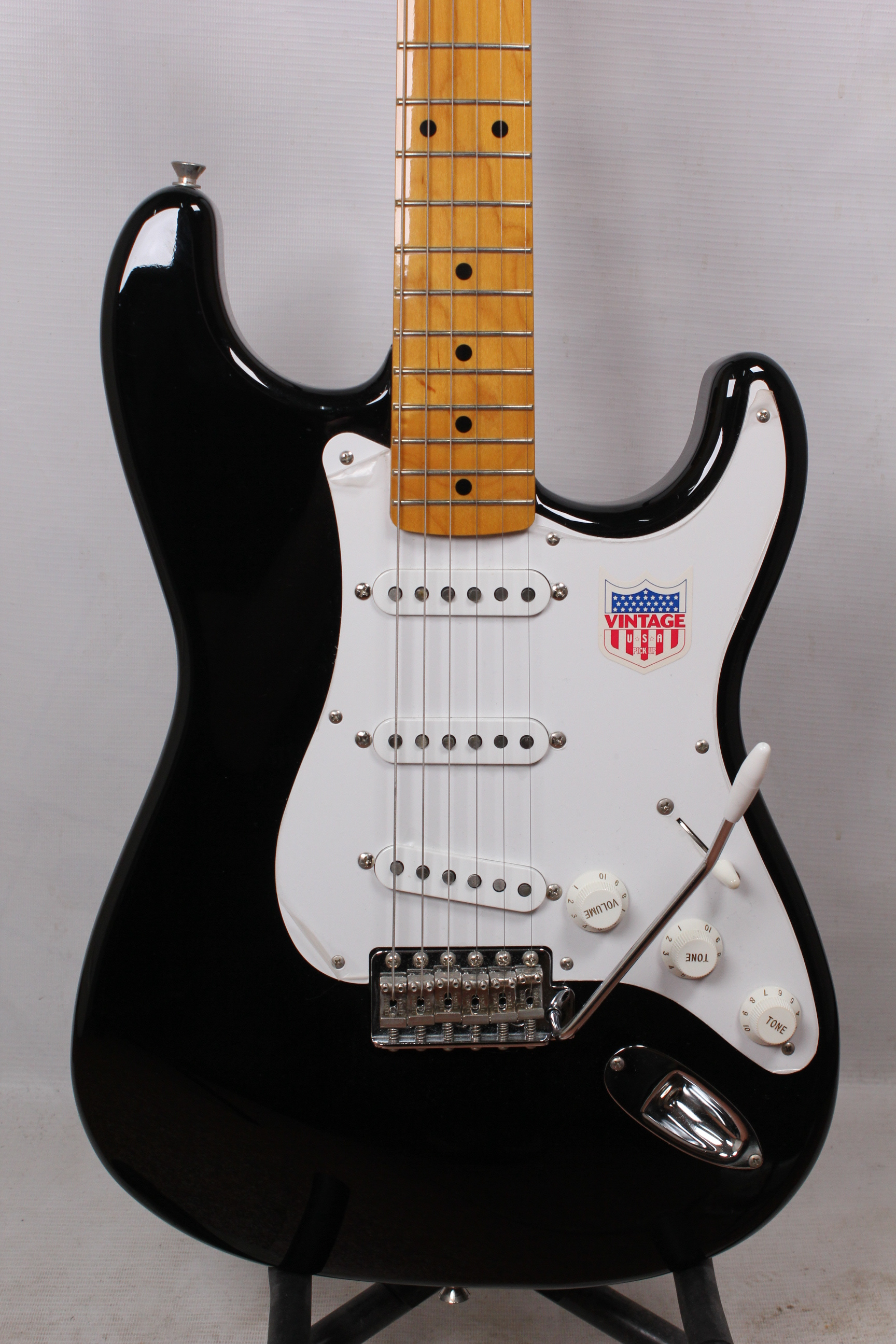 Изображение Fender Stratocaster ST-57 Japan 1995 Электрогитара б/у, s/n U042423, SSS, черный, наклейка на пикгар