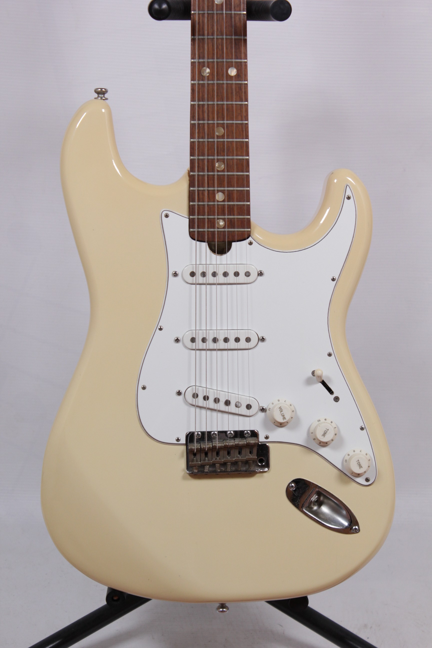 Frigia Custom Body Stratocaster Электрогитара Б/У, бежевый, белый пикгард Изображение Frigia Custom Body Stratocaster Электрогитара Б/У, бежевый, белый пикгард