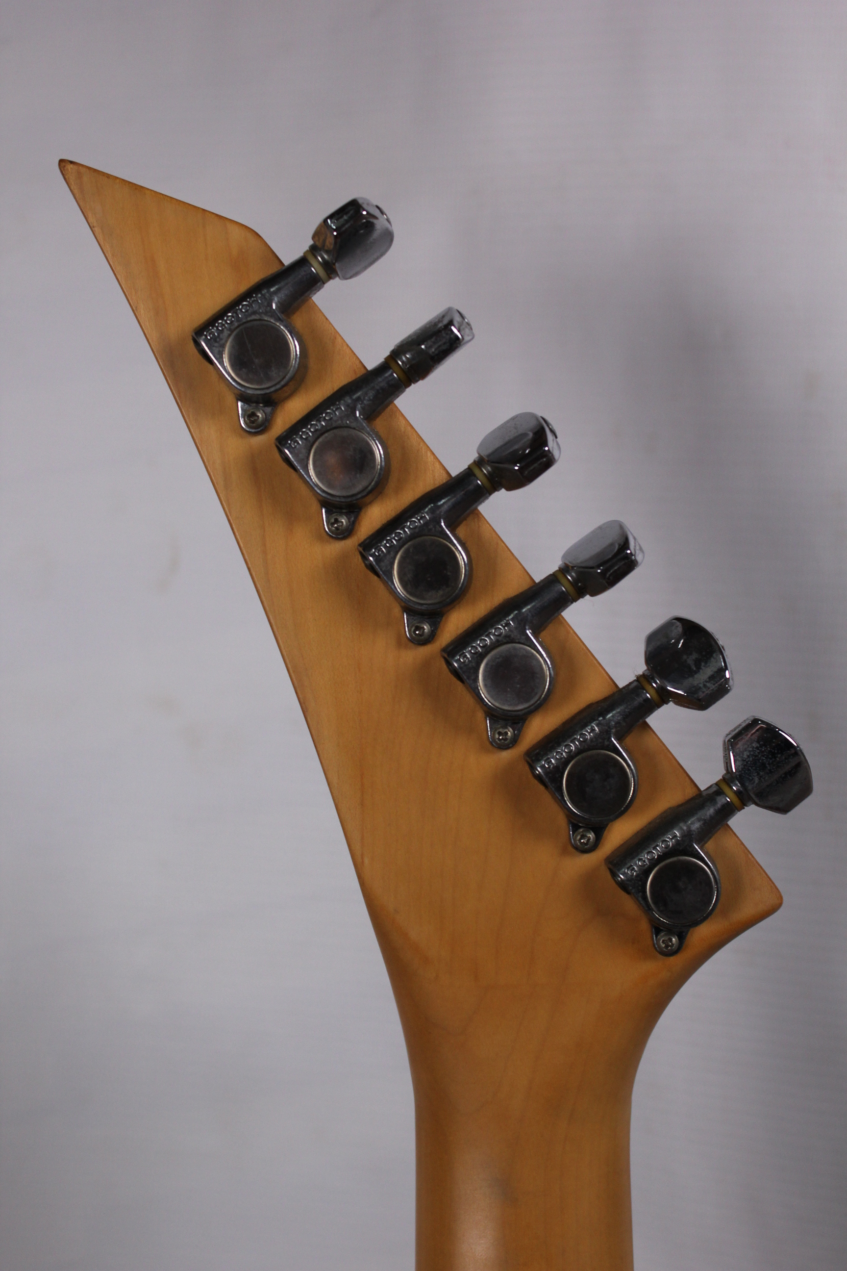 Изображение Greco Stratocaster Электрогитара б/у, HSS, черный, черный пикгард, черные датчики, острая голова