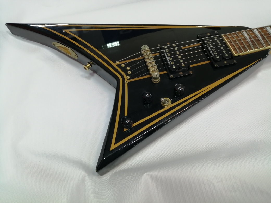 Изображение GROVER JACKSON RR-PS100, черный с золотым узором, стрела, гриф на болтах, сн: J018803 